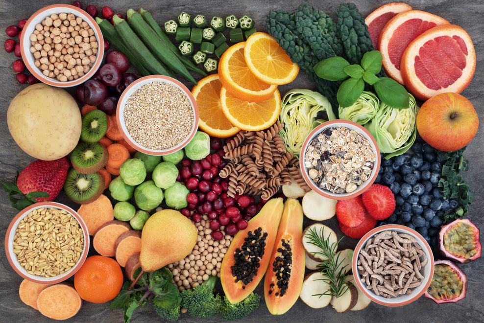 水果，蔬菜和全谷物食物的排列
